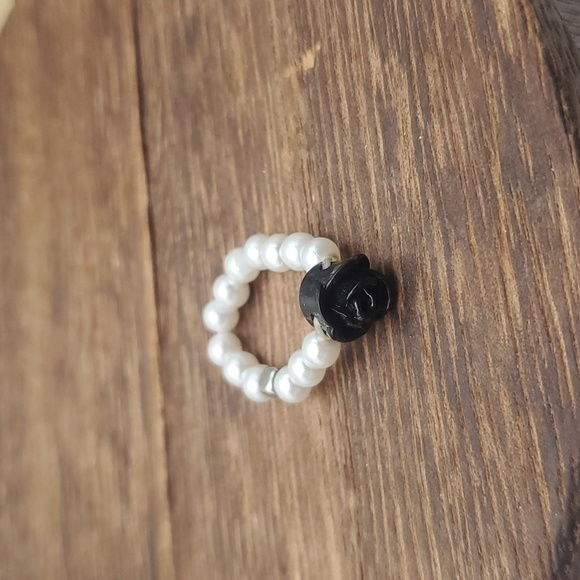 Delicate pearl and black rose Adjustable band ring stretch R506 🌟 - Picture 1 of 2